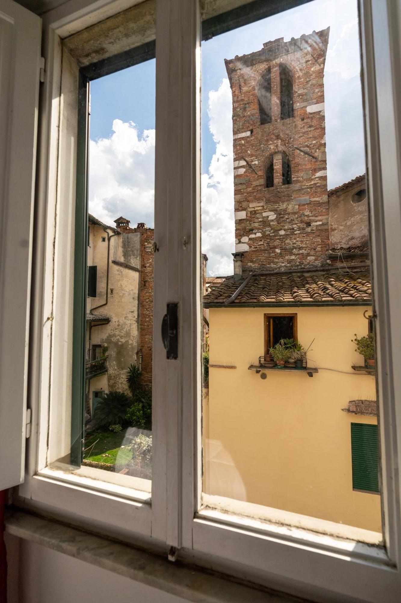 Апартаменты Historic Apt In The Center Of Lucca With Balcony Экстерьер фото